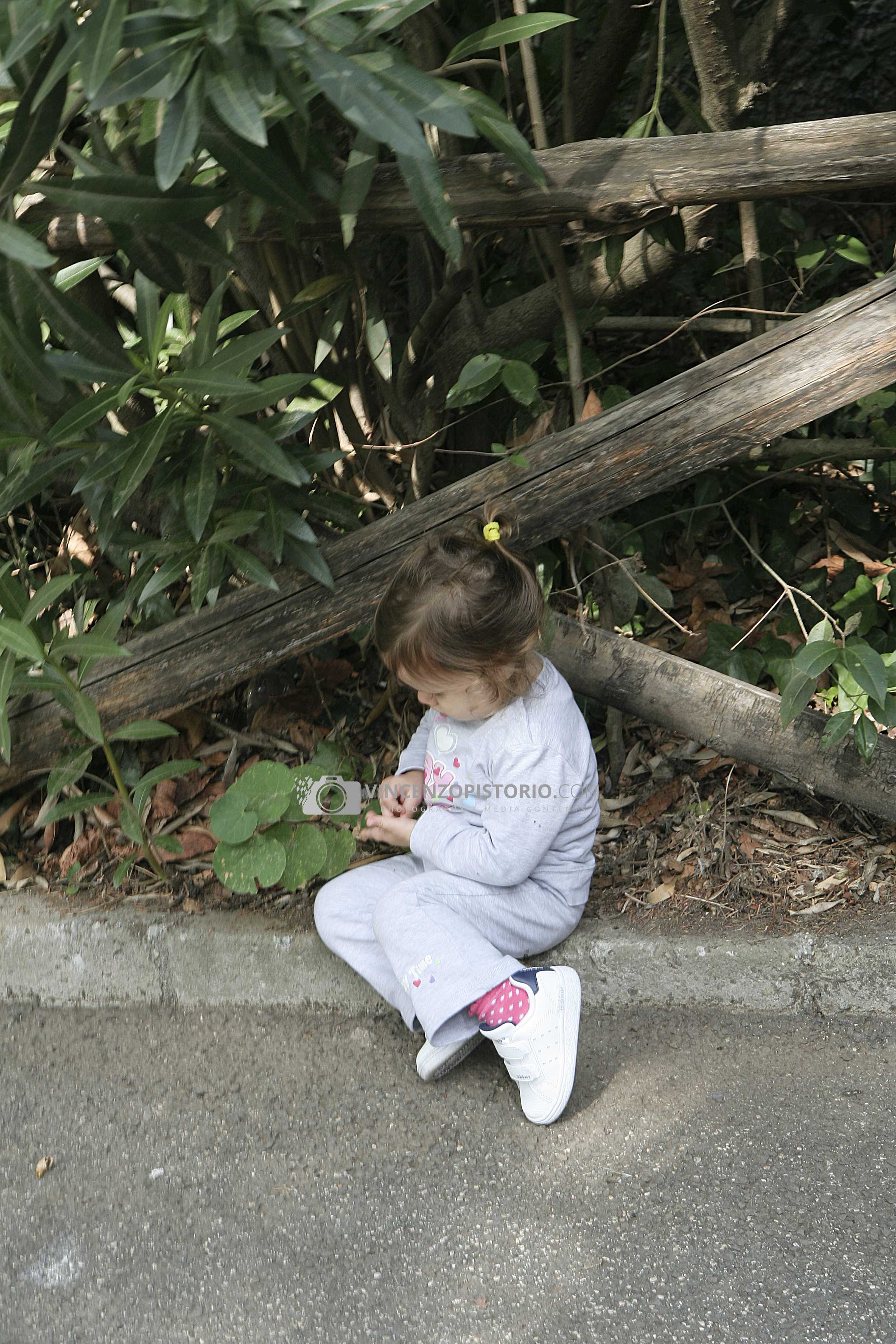 Elisa plays on ground in Villa Borghese Bioparco